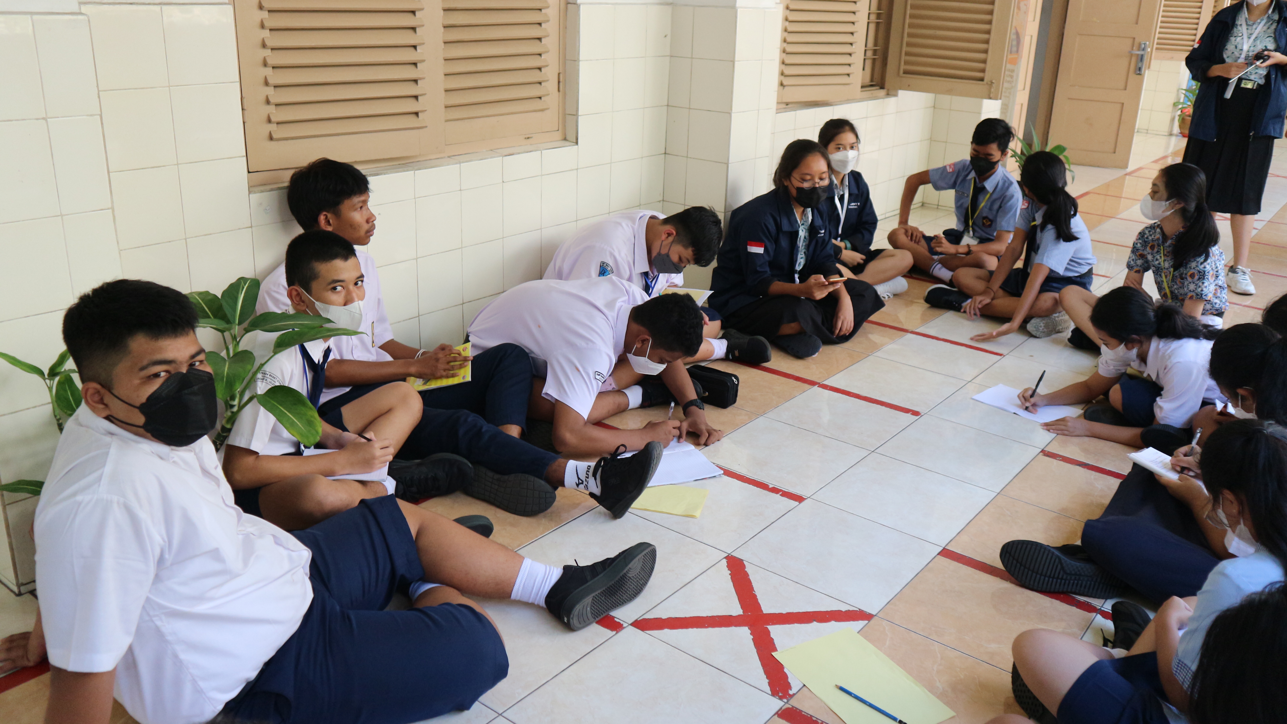 MENYAMBUT KEDATANGAN DENGAN PENUH KASIH DAN SENYUMAN